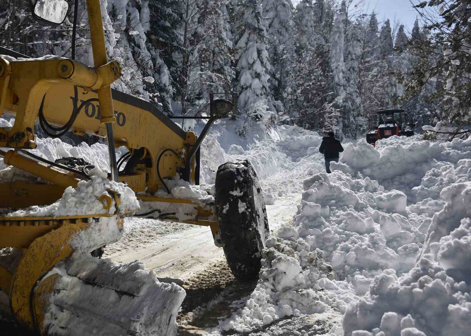 Kastamonu’da 303 köy yolu kar yağışı sebebiyle ulaşıma kapandı
?v=1