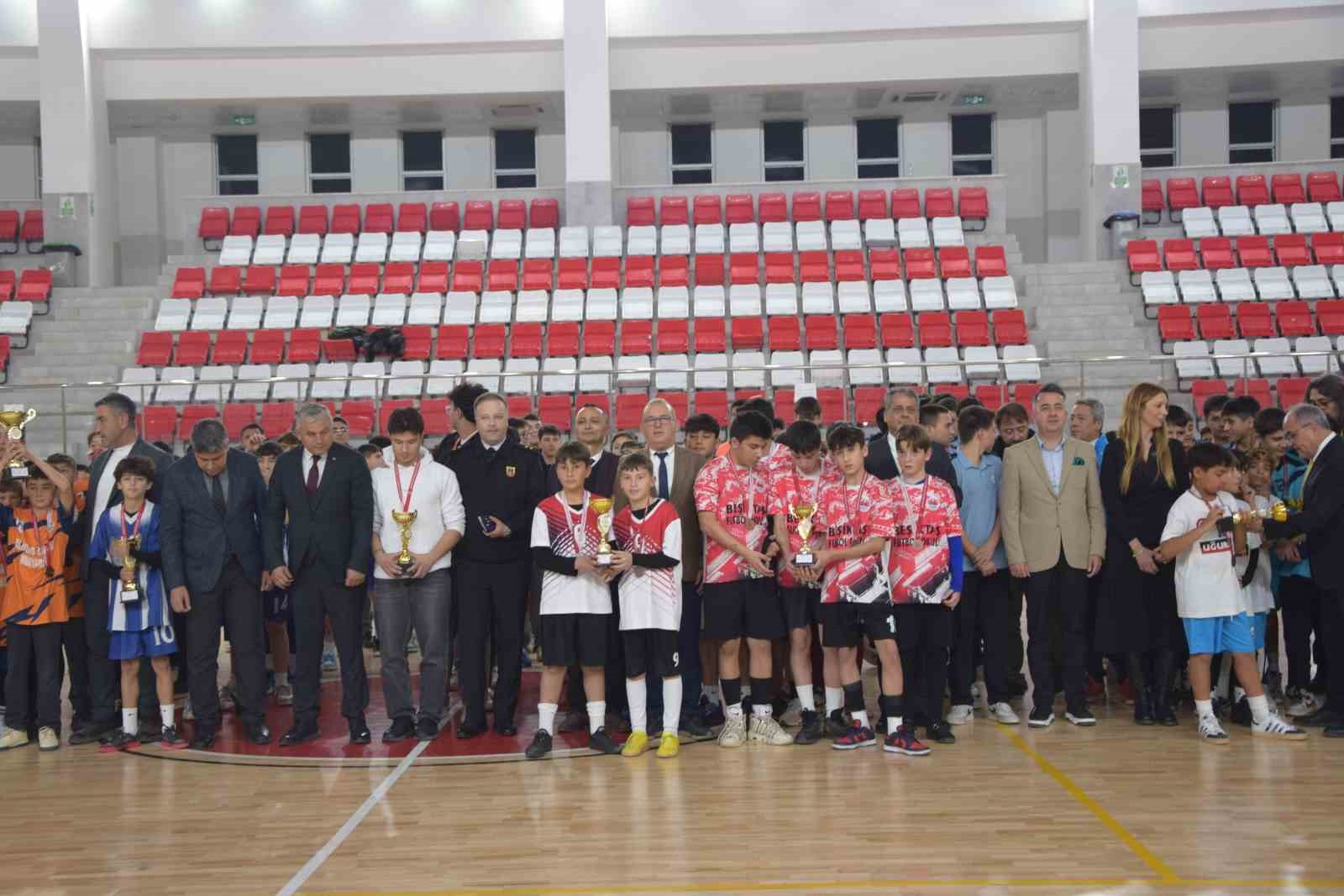 Aksu’da Okul Sporları Futsal Turnuvası sona erdi
?v=1