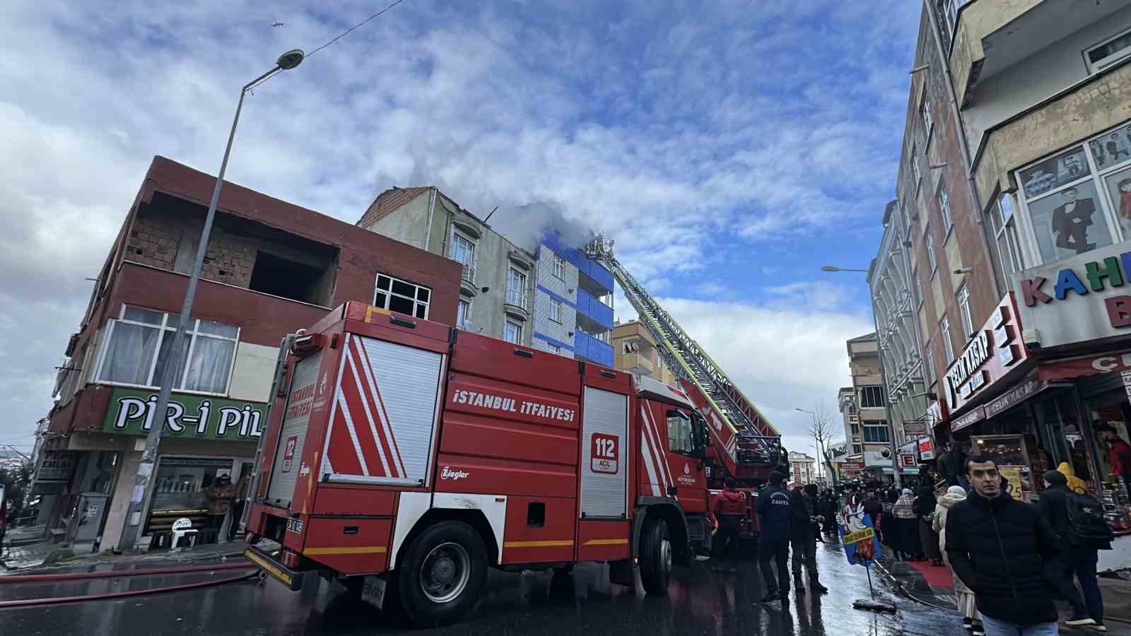 Arnavutköy’de korkutan yangın, çatı alev alev yandı
