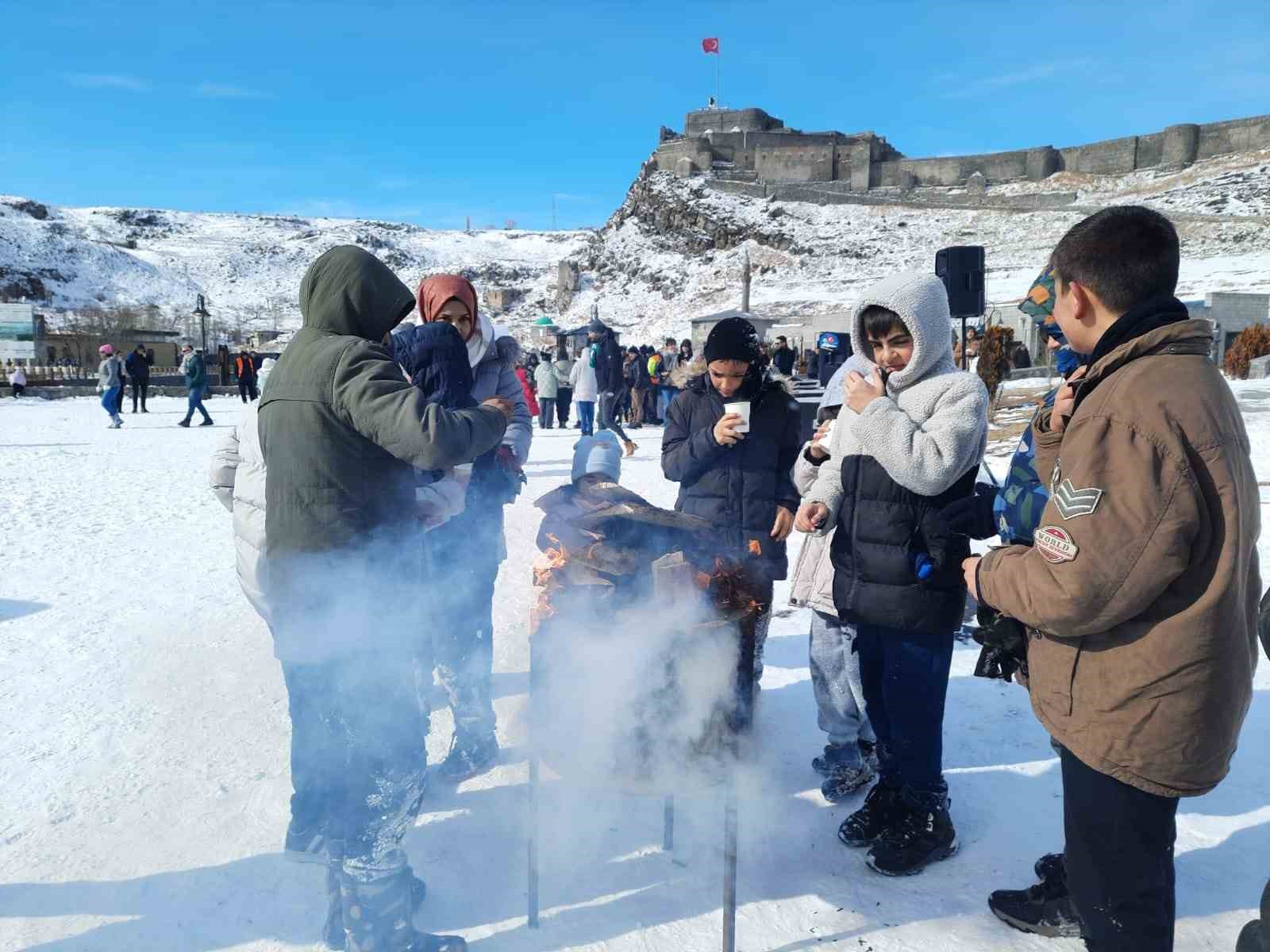 Kars’ta çocuklar kar şenliğinde gönüllerince eğlendi
