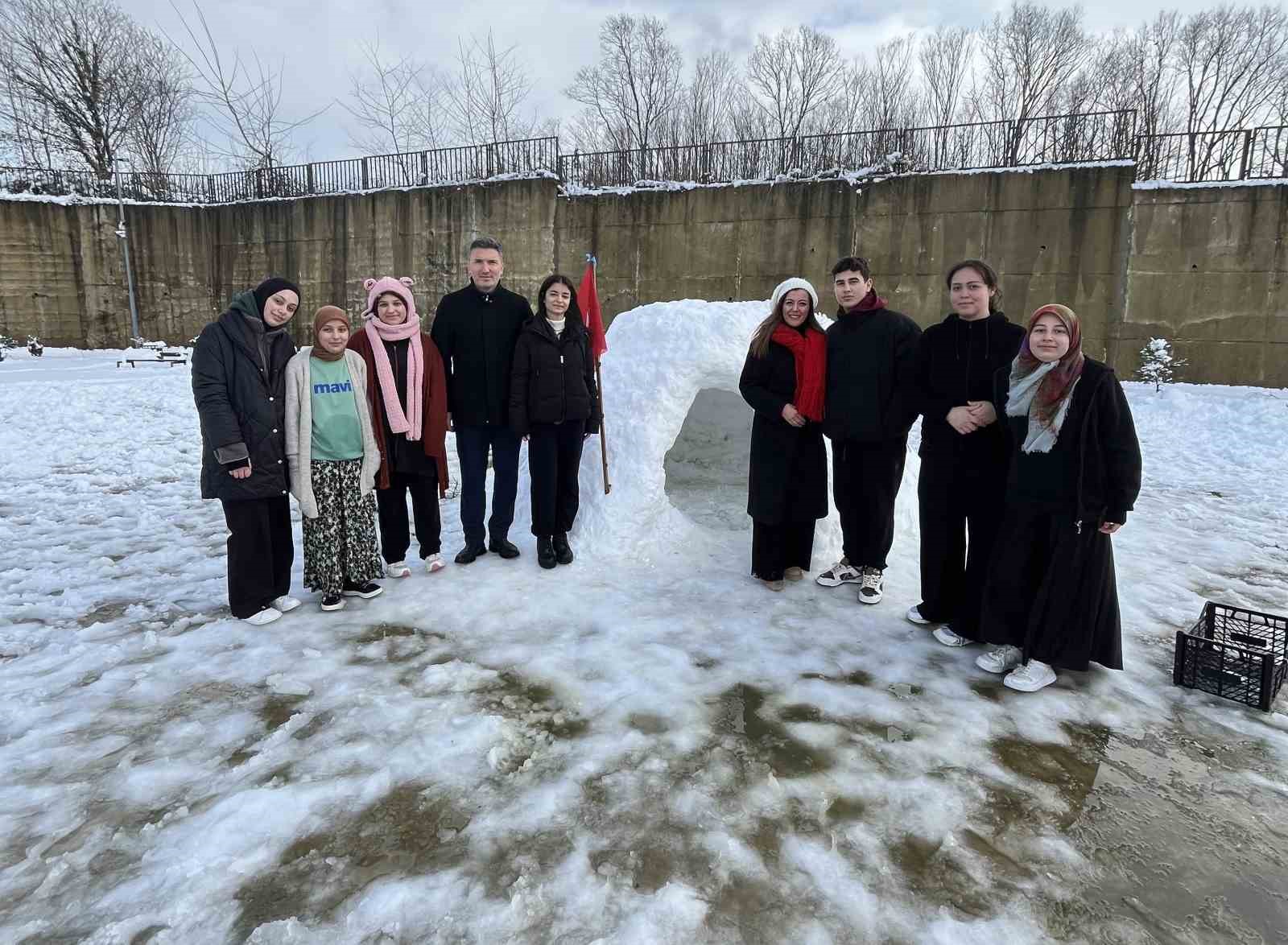 Ordu’da lise öğrencileri kardan ’iglo’ inşa etti
?v=1