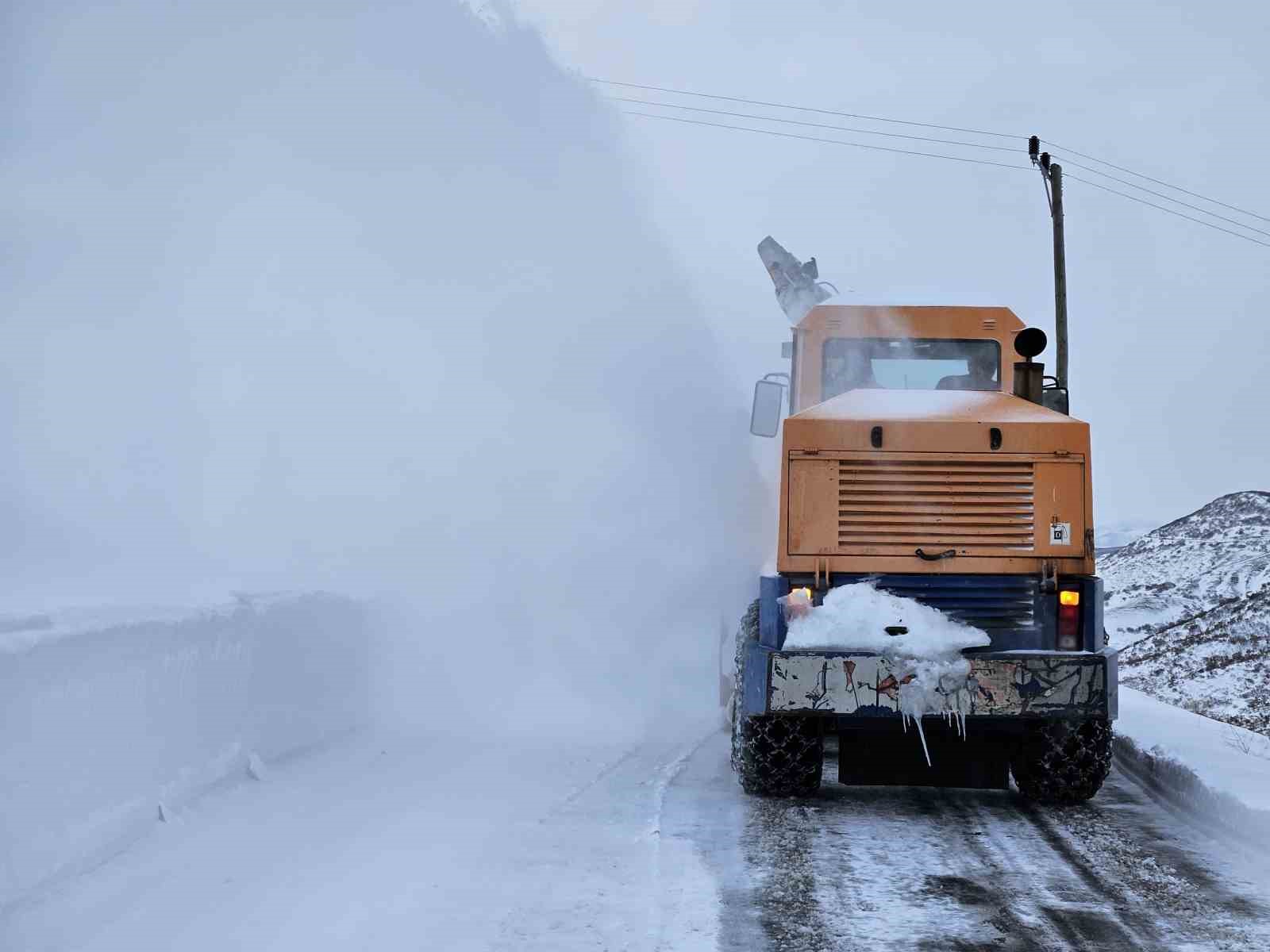 Elazığ’da kapalı  30 köy yolunun açılması için çalışmalar sürüyor
