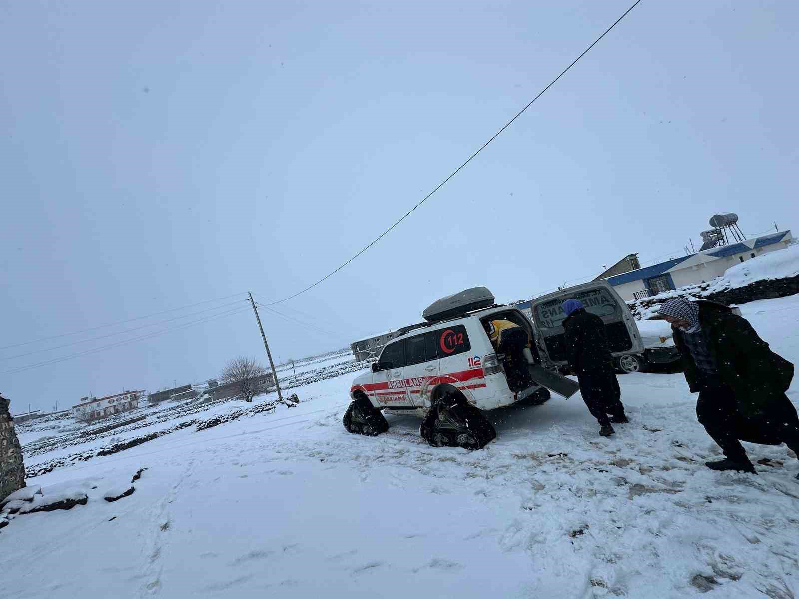 Şanlıurfa’da kardan yollar kapandı, hastalara paletli ambulans ile ulaşıldı
?v=1