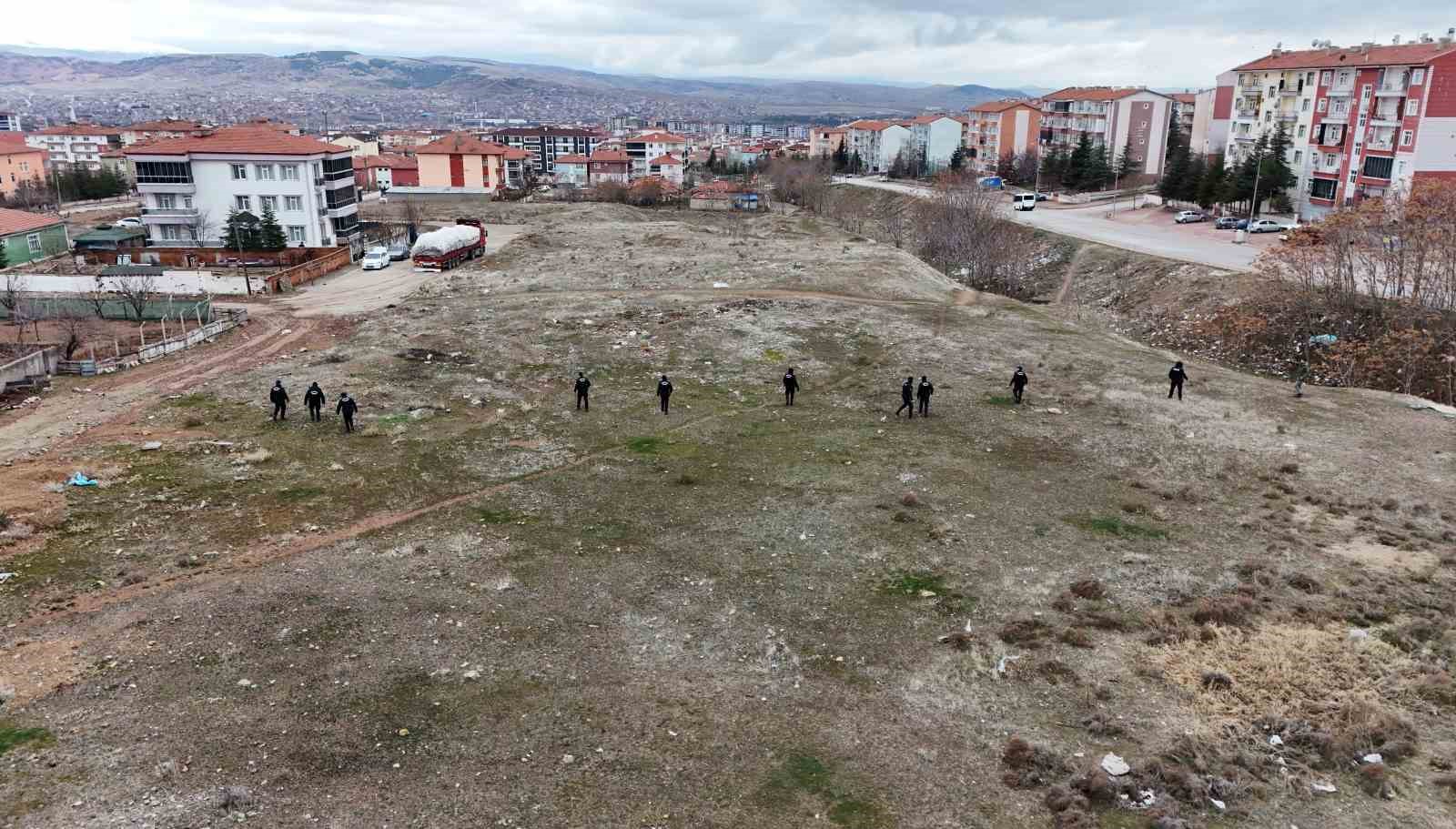 7 gündür aranan yaşlı adamın cesedi boş arazide bulundu
?v=1