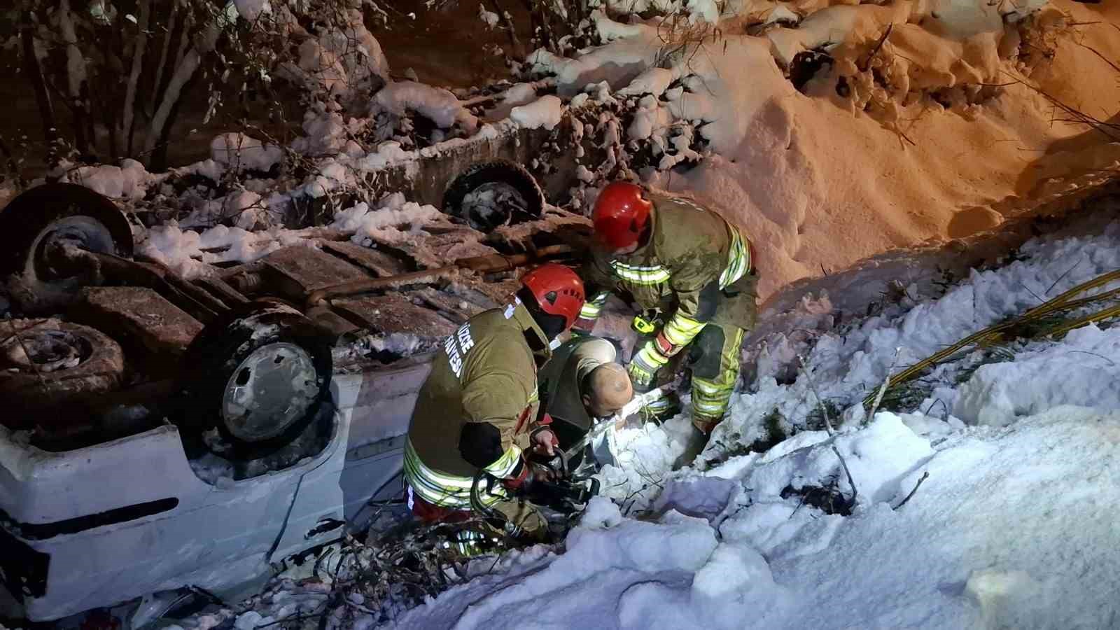 Karlı yolda sulama kanalına düşen otomobil ters döndü
?v=1