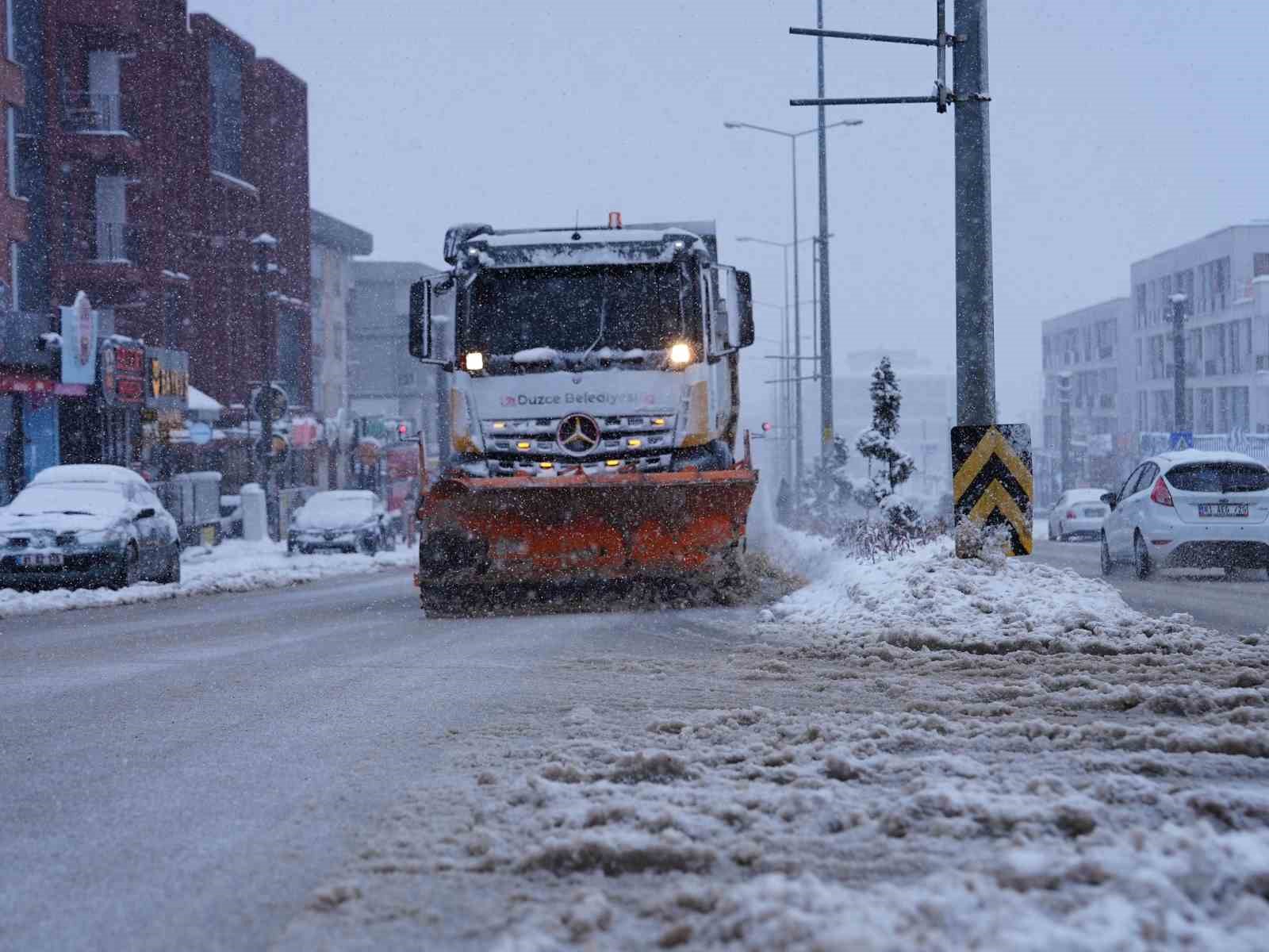 Düzce’de 148 personel, 53 araç aralıksız çalışıyor
?v=1