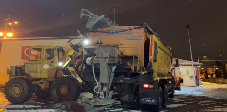 Karabük Belediyesi 100 personelle buzlu yollar için sahada görev yapıyor?v=1