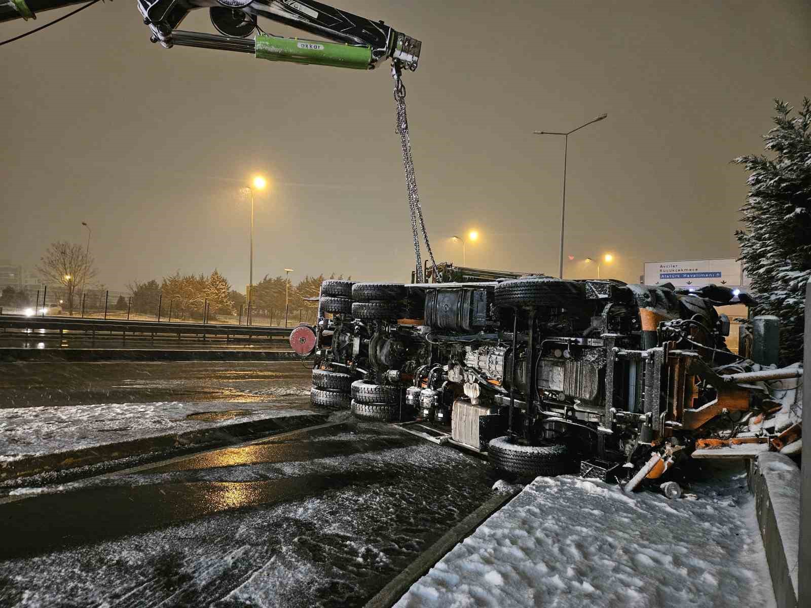 Beylikdüzü’nde kar küreme aracı devrildi: 1 yaralı
