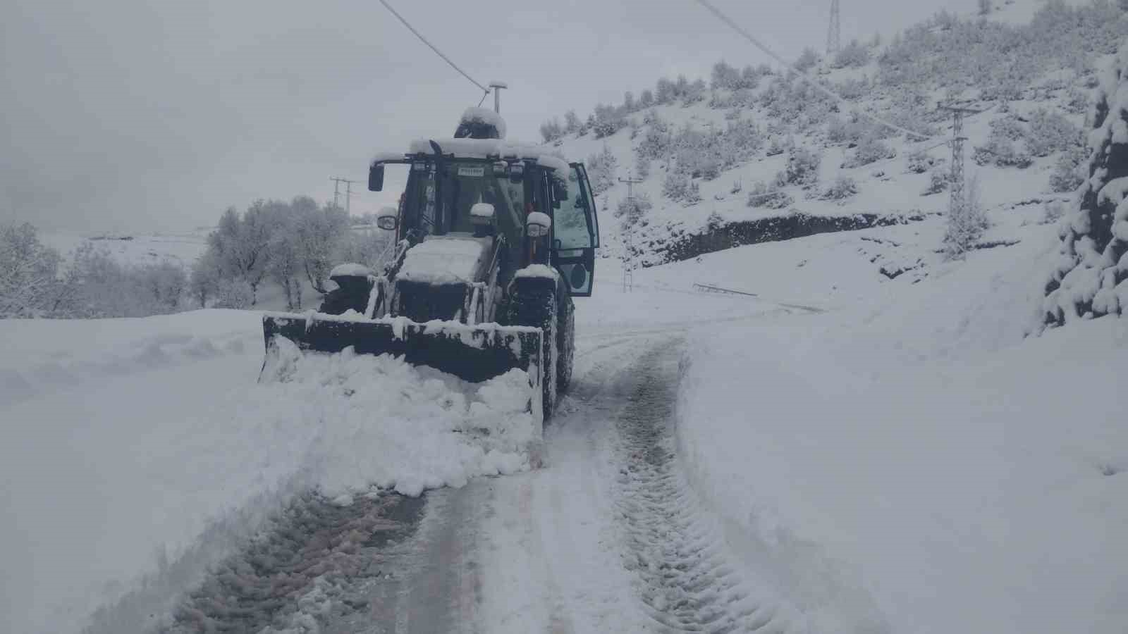 Hakkari’de 34 yerleşim yerinin yolu ulaşıma kapandı
?v=1