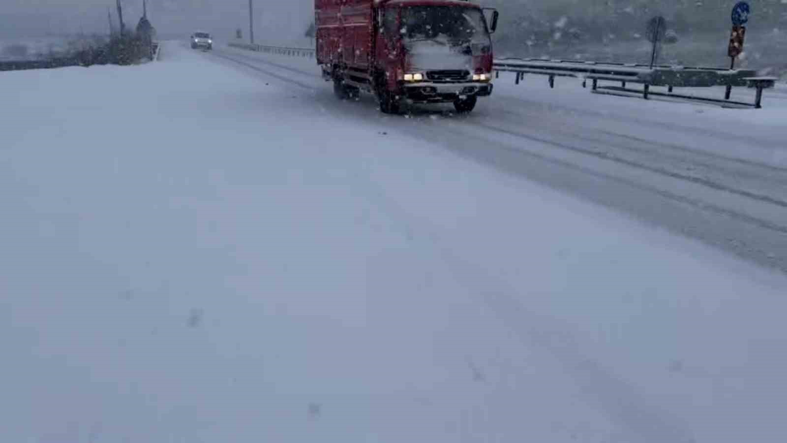 Balıkesir-Bursa yolunda TIR kaydı, trafik aksadı
?v=1