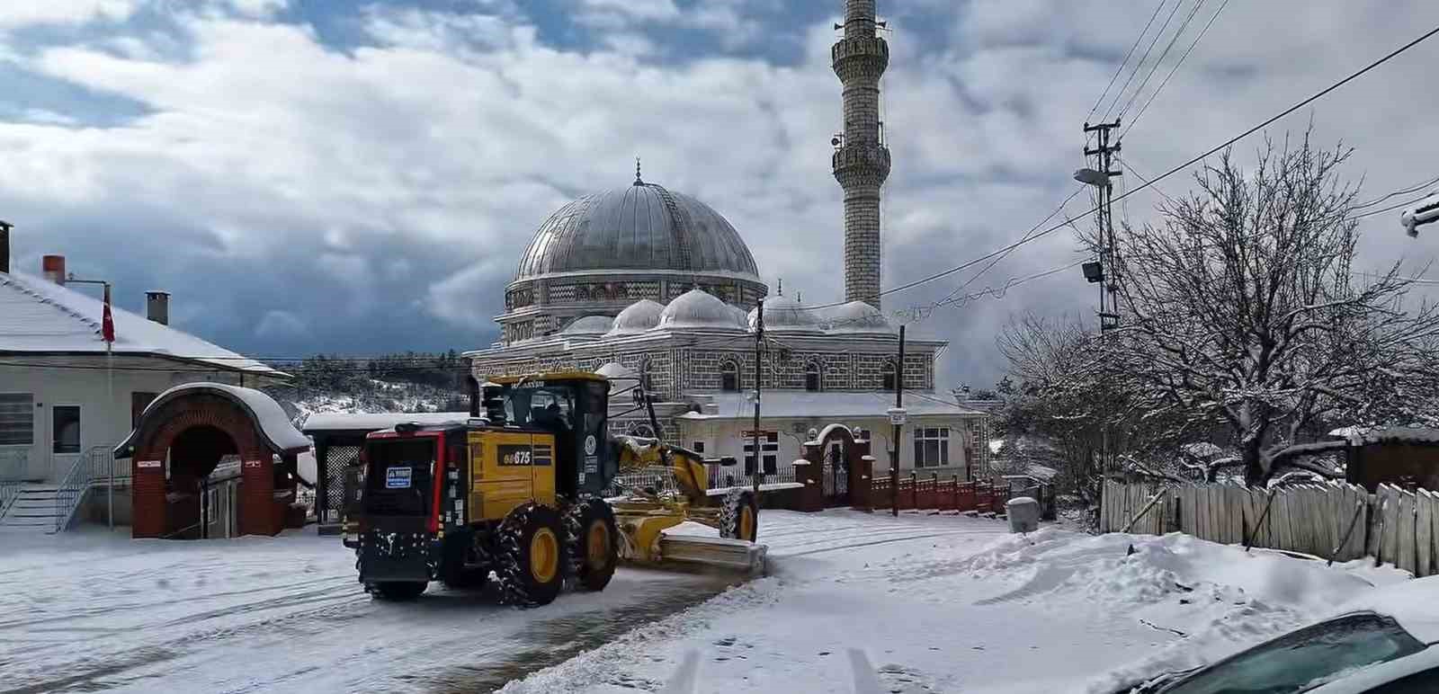 Bilecik’te ekipler tuzlama çalışması yaptı
?v=1