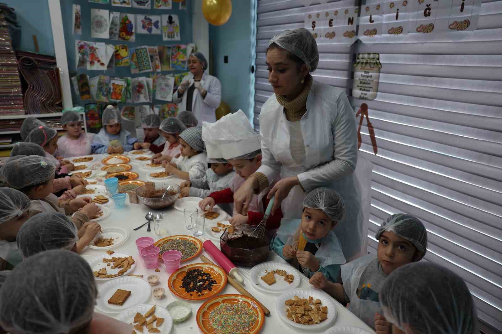 Miniklere özgü kütüphanede ’Kurabiyemi Tasarlıyorum’ etkinliği
?v=1