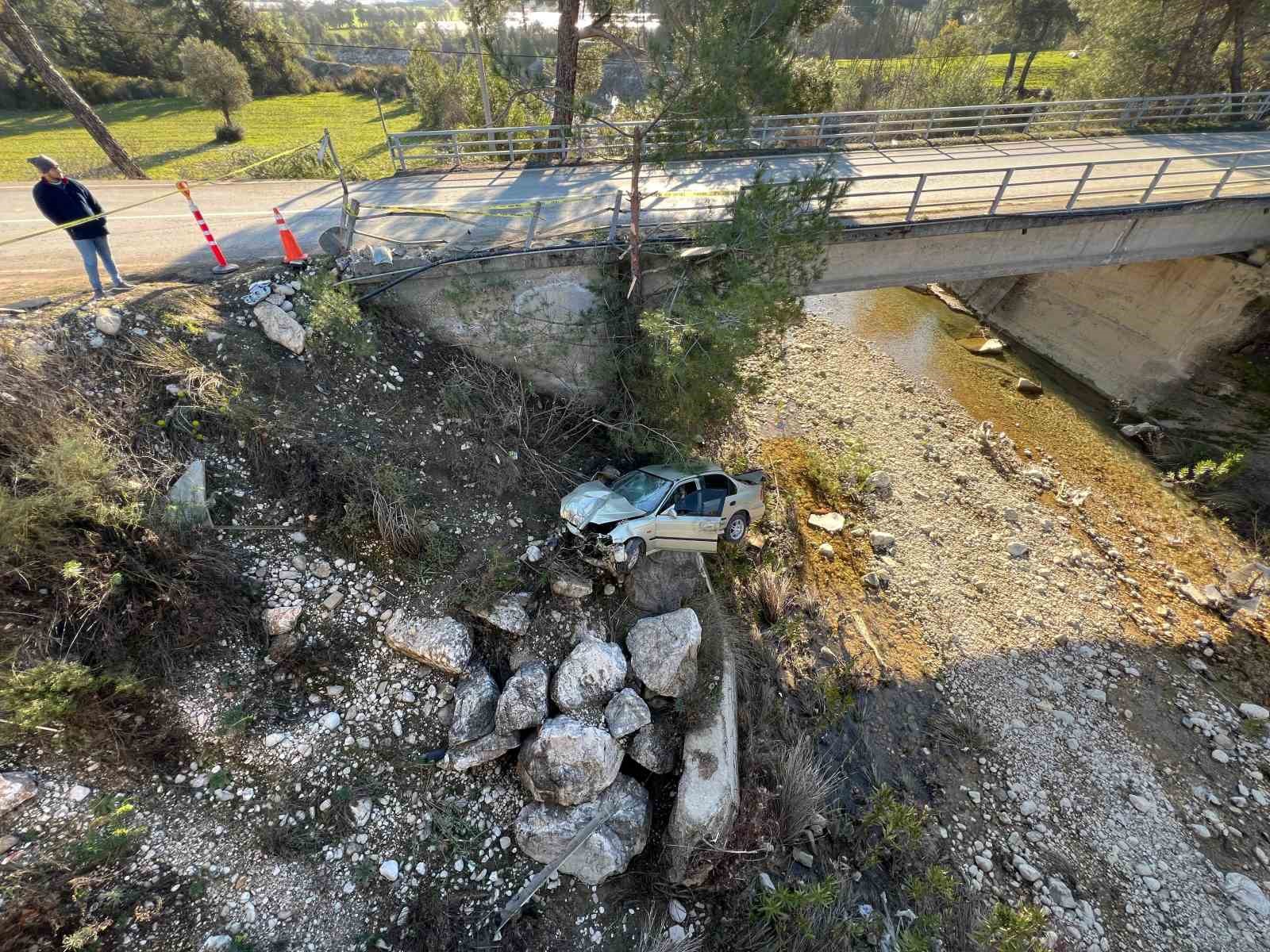 Yoldan çıkan otomobil, köprüden uçtu: 1 ölü
?v=1