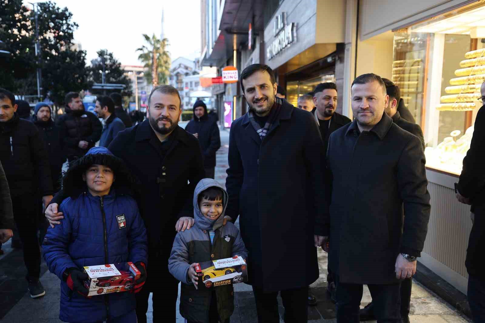 AK Parti İstanbul İl Başkanı Özdemir’e vatandaştan yoğun ilgi
?v=1