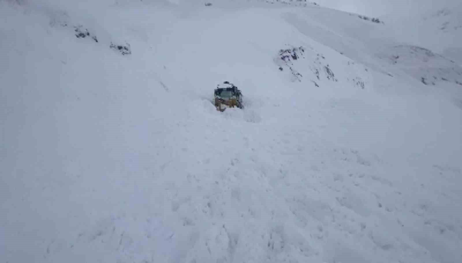 Ulaşıma kapanan yolu açmaya çalışırken çığ altında kaldı
?v=1