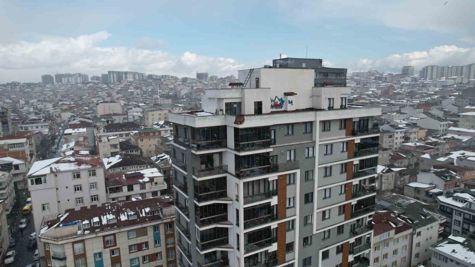 Küçükçekmece’de bir binanın çatısına yıldırım düştü: Kopan parçalar araçlara zarar verdi, 1 yaralı
?v=1