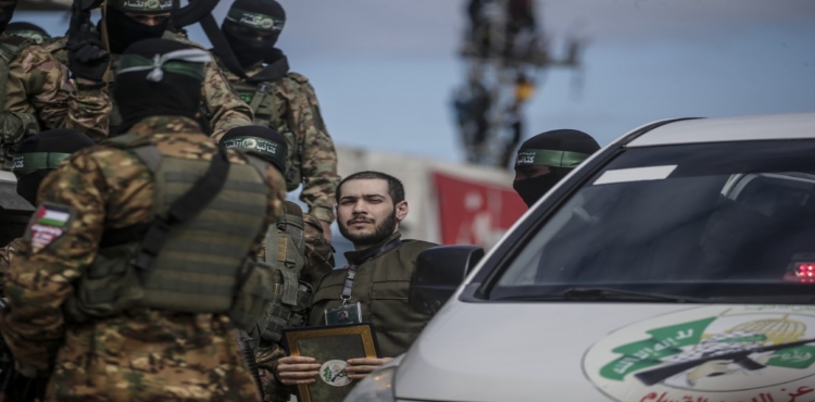 Hamas, 1 esiri daha Kızılhaç’a teslim etti?v=1