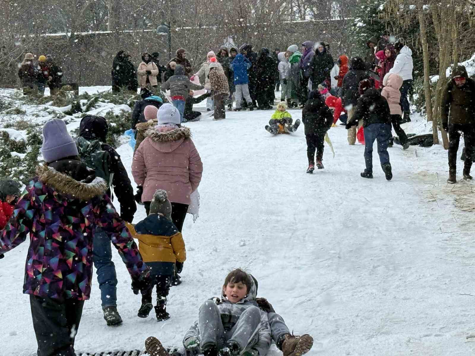 Çocuklu aileler Atatürk Kent Ormanı’na akın etti: Kar topu oynayıp doyasıya eğlendiler
?v=1