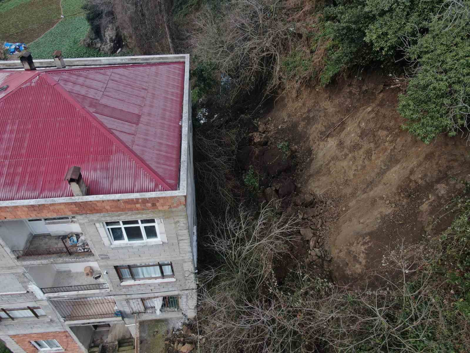 Trabzon’da 5 katlı binada toprak kayması: 1 yaralı, 5 tahliye
?v=1