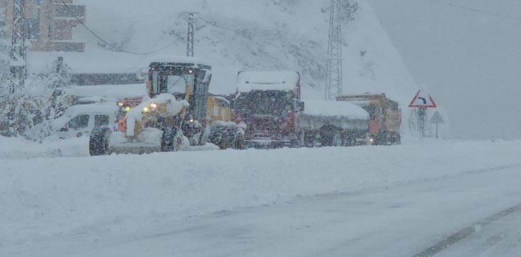 Zonguldak’ta kar yağışı etkisini sürdürüyor, 200 köy yoluna ulaşım sağlanamıyor?v=1