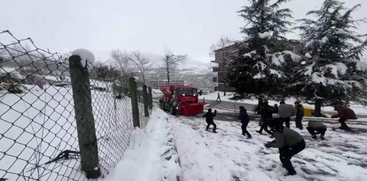 Karın temizlenmesini istemeyen çocuklar kar küreme aracını kar topu ile püskürttü?v=1