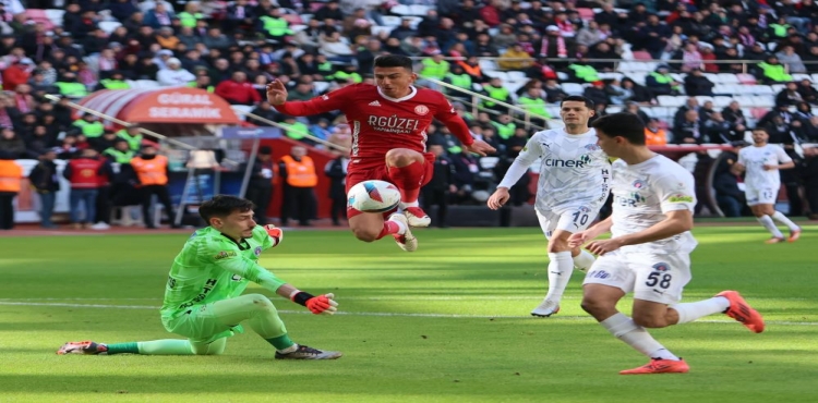 Trendyol Süper Lig: Antalyaspor: 2 - Kasımpaşa: 0 (İlk yarı)?v=1