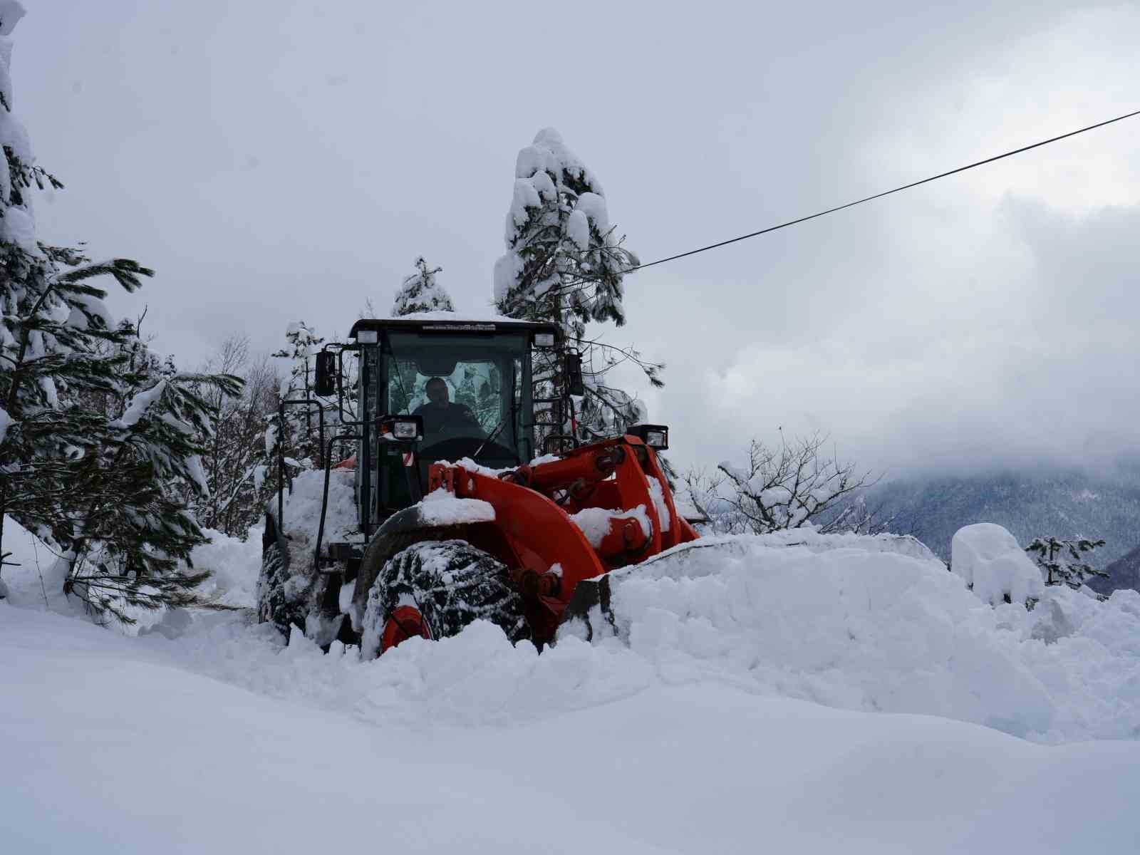 Kastamonu’da 740 köye ulaşımı kar yağışı nedeniyle kapandı
?v=1