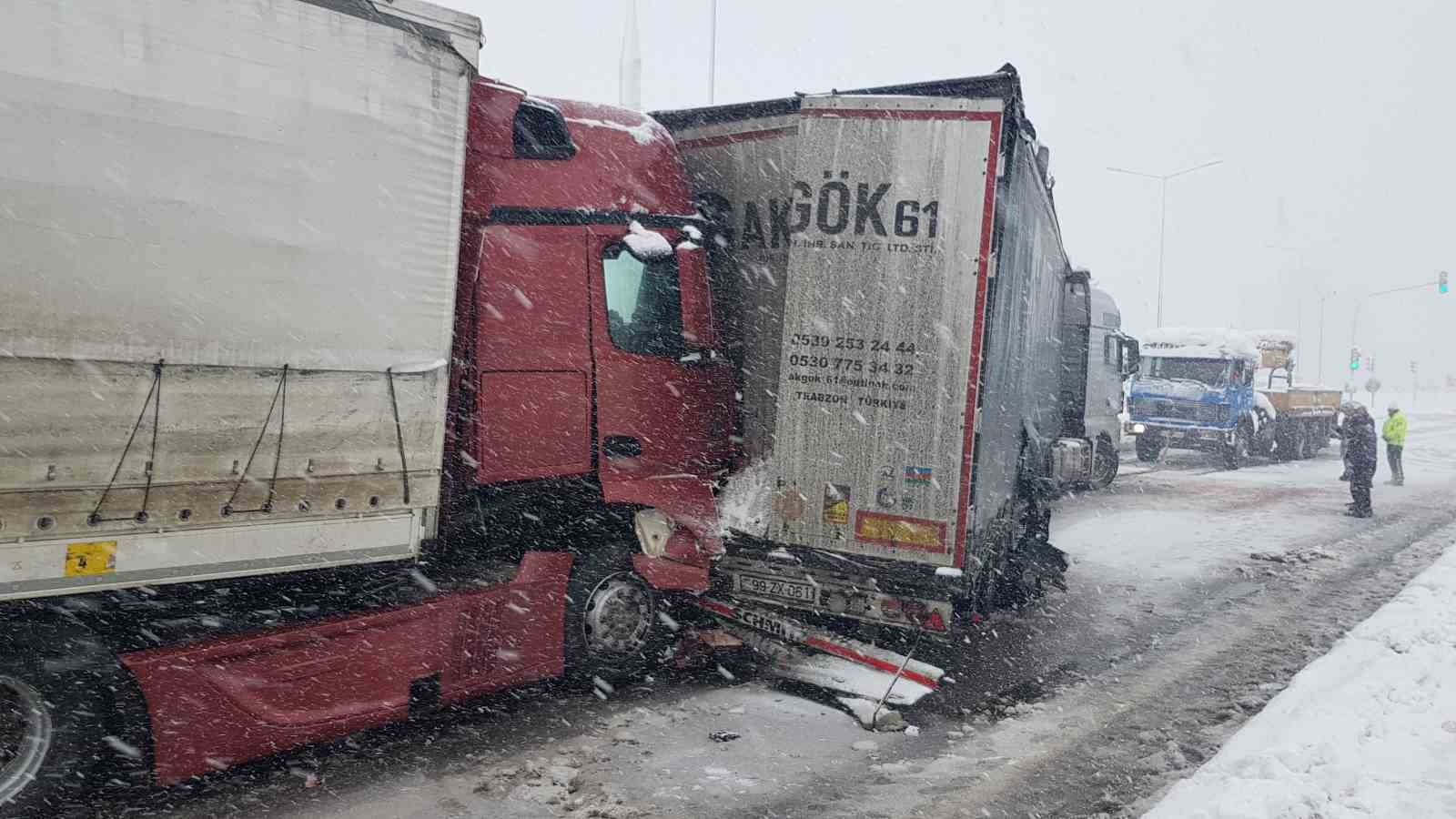 Samsun’da 4 tır ve 1 minibüsün karıştığı zincirleme kaza
?v=1