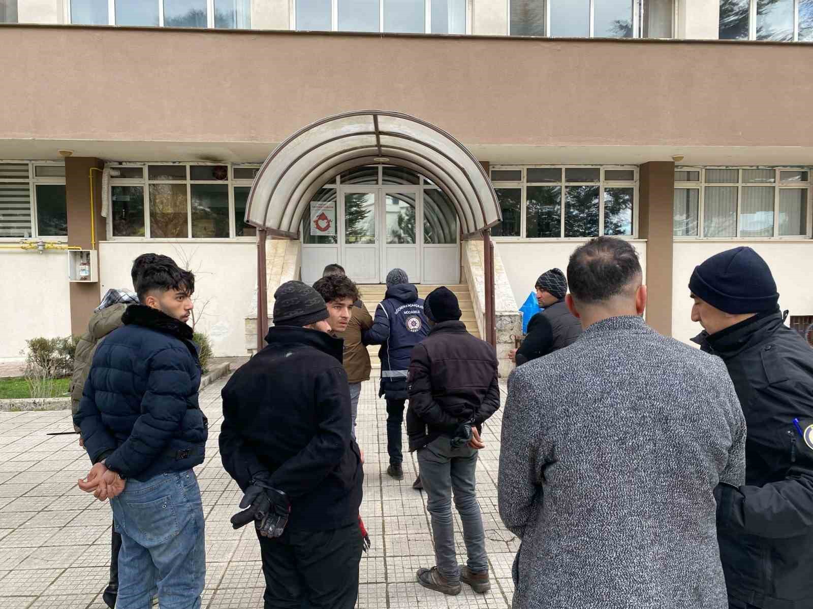 Amasya’da polisin peş peşe durdurduğu iki araçta 7 kaçak göçmen yakalandı
?v=1