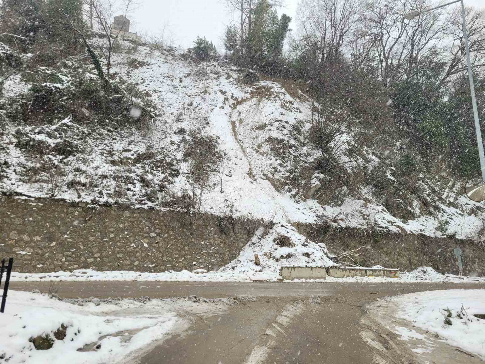 Kastamonu’da dağdan kopan taşlar yola düştü: 3 bina tahliye edildi
?v=1