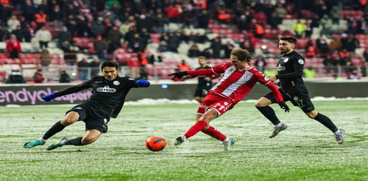 Trendyol Süper Lig: Samsunspor: 2 - Çaykur Rizespor: 0 (İlk yarı)