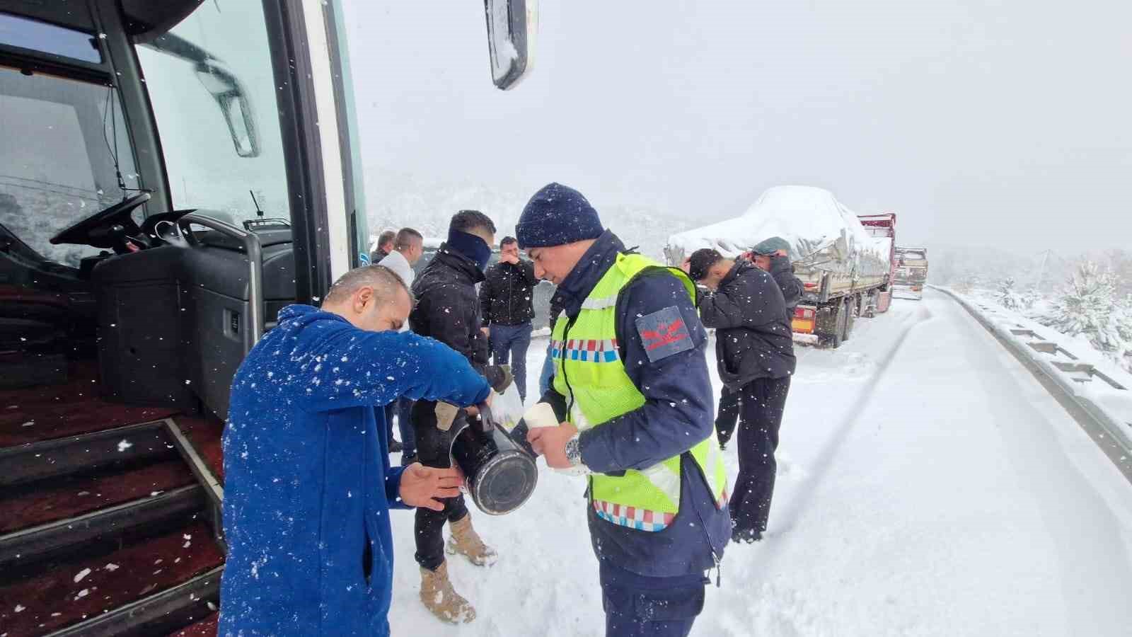 Jandarma ekiplerinden yolda mahsur kalanlara sıcak yiyecek ve içecek ikramı
?v=1