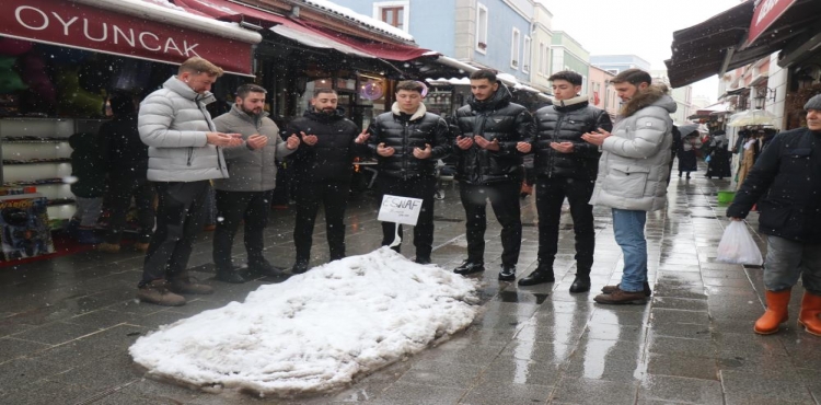 Sakarya’da esnaflar yaptıkları kardan mezarın başında dua etti