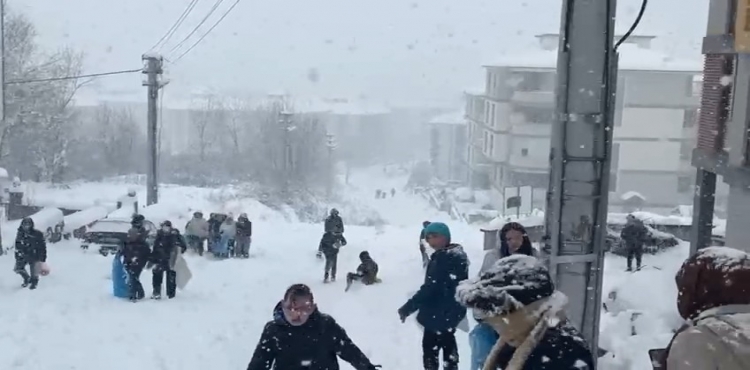 Mahalle yolu kayak pistine döndü