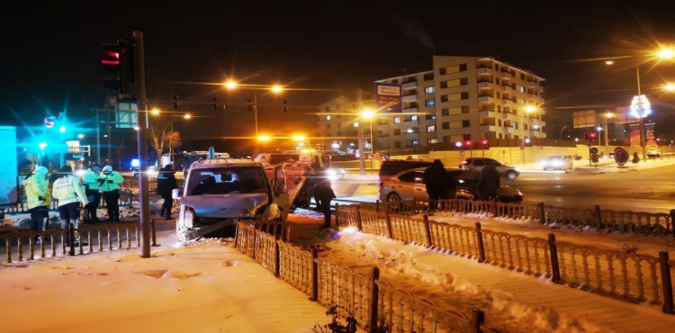 Erzurum’da iki araç çarpıştı: 7 yaralı?v=1