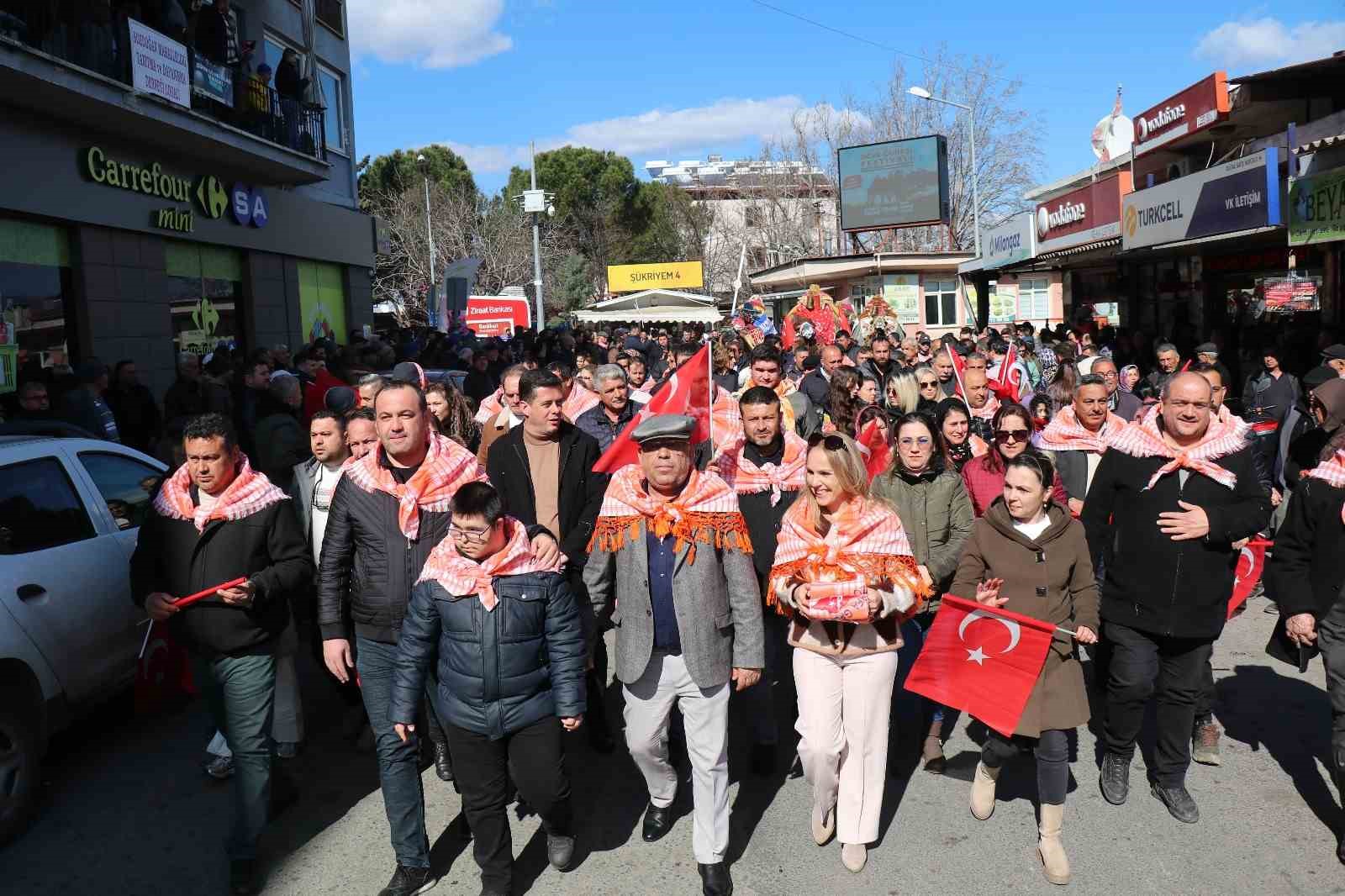 Bozdoğan’da Deve Güreşi Fesivali öncesi renkli kortej
?v=1