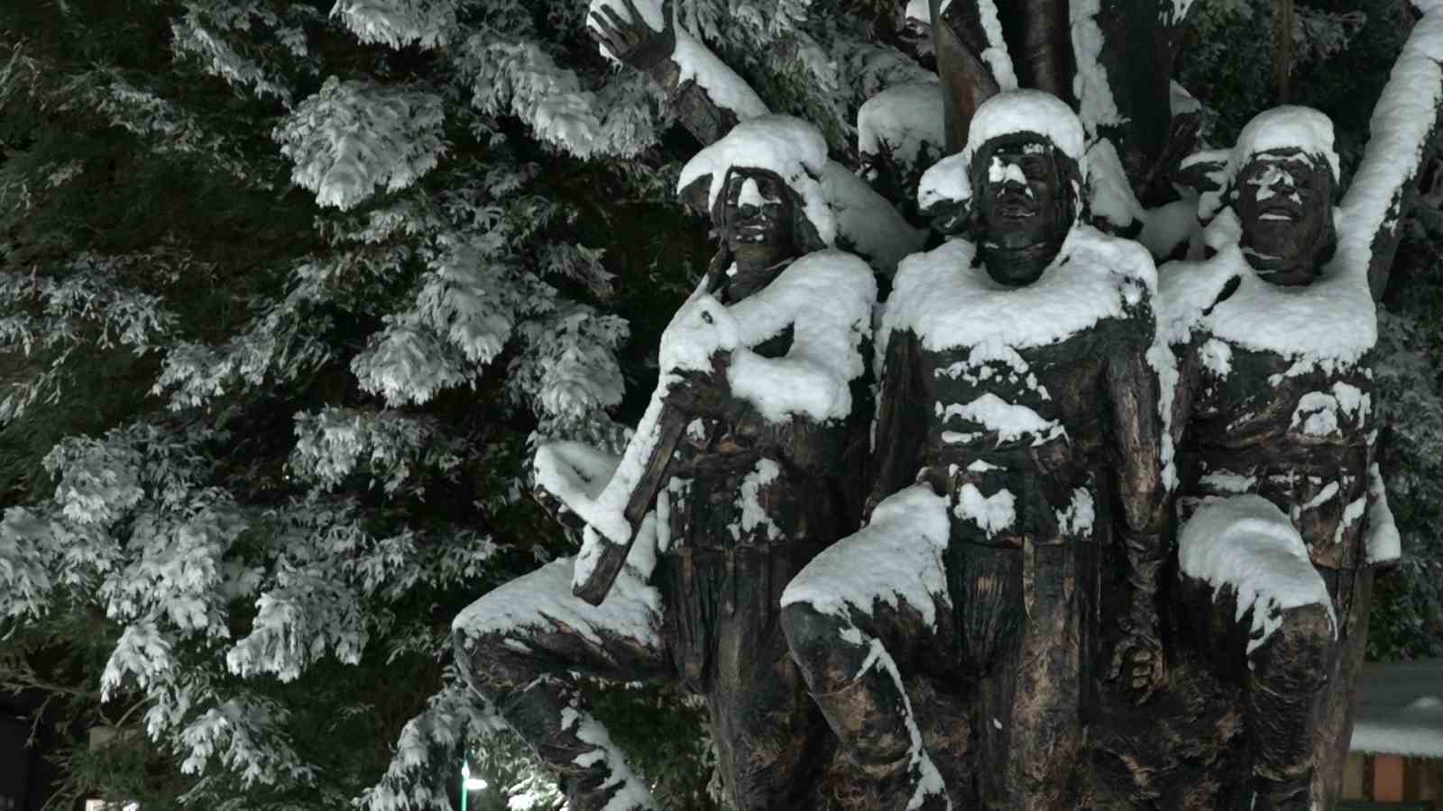 MSÜ sınavına girecek olan gençler kartopu oynayarak heyecanı unuttu
