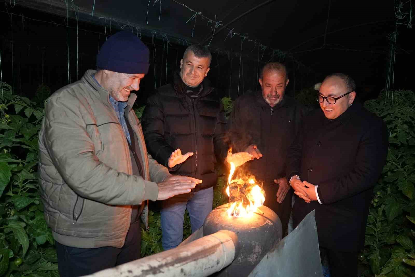 Sobalar yakılmaya devam ediyor, zirai don nöbeti sıfır rakıma kadar indi
?v=1