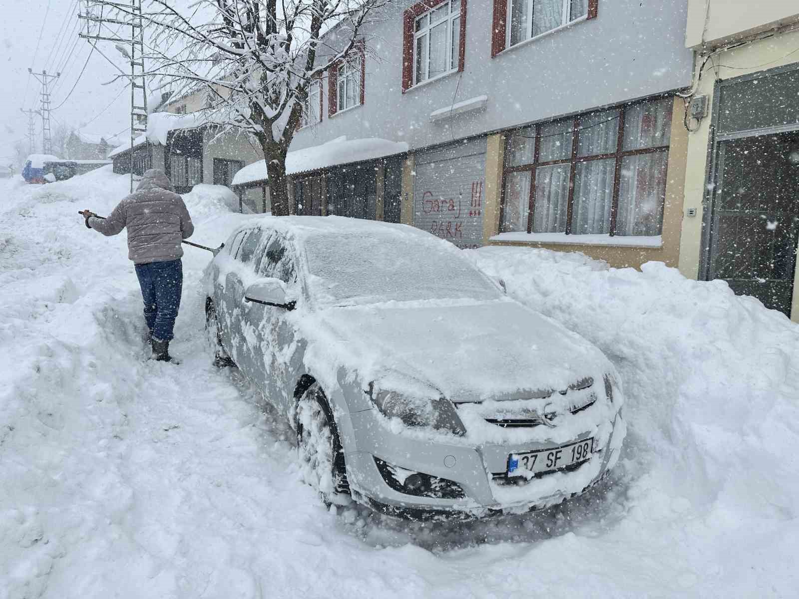 180 santimetrelik karın altında kalan araçlarını güçlükle çıkarttılar
?v=1