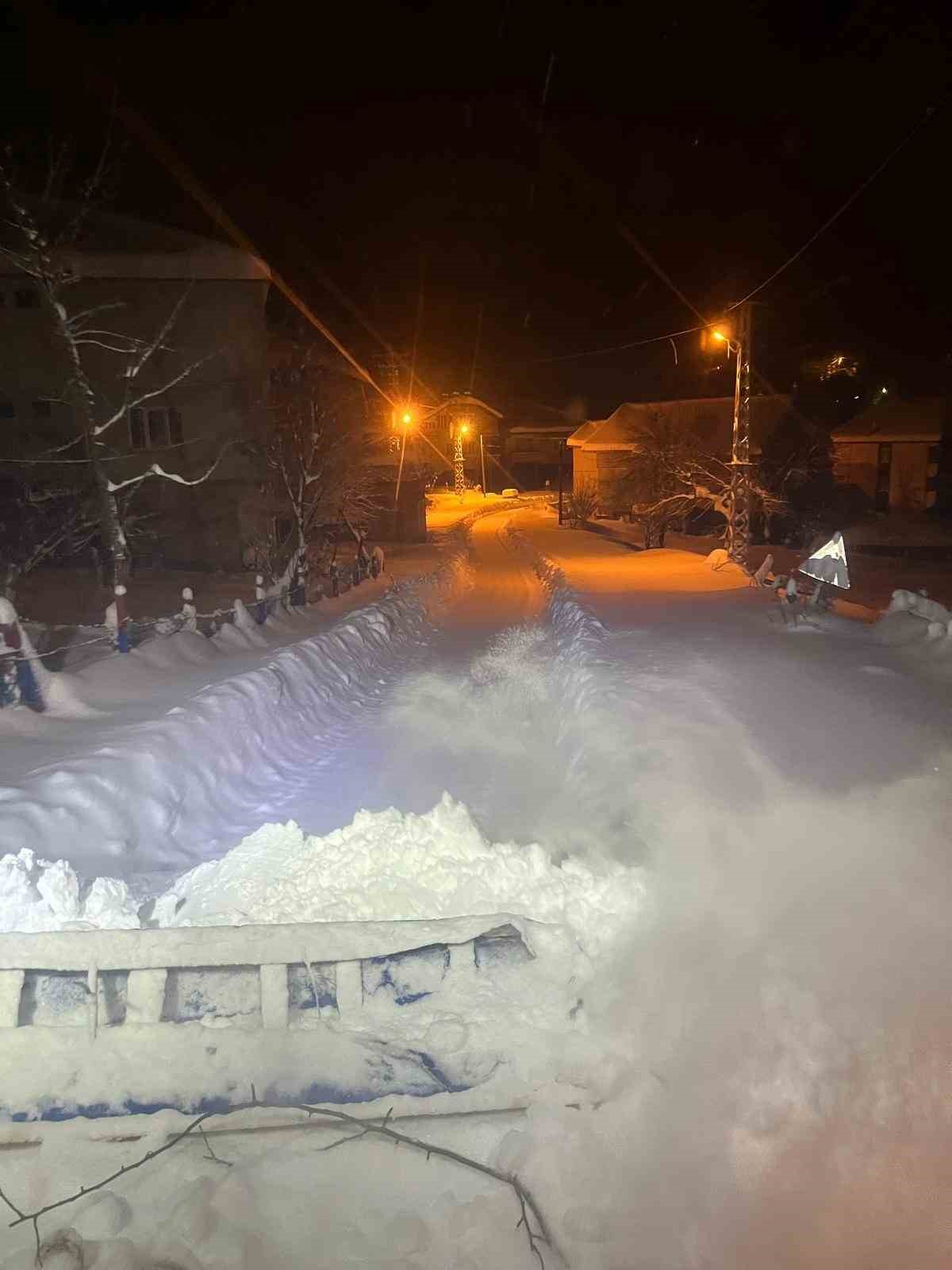 Zonguldak’ta ulaşıma kapanan 158 köy yolunu açma çalışmaları sürüyor
?v=1