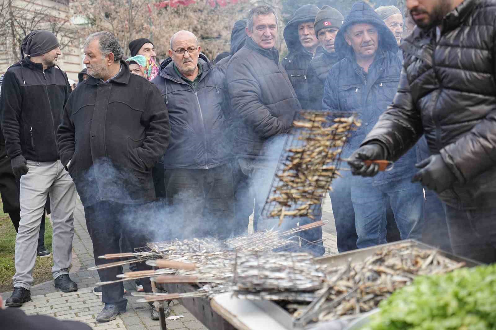 Binlerce kişi, 1 ton hamsi için bekledi
?v=1