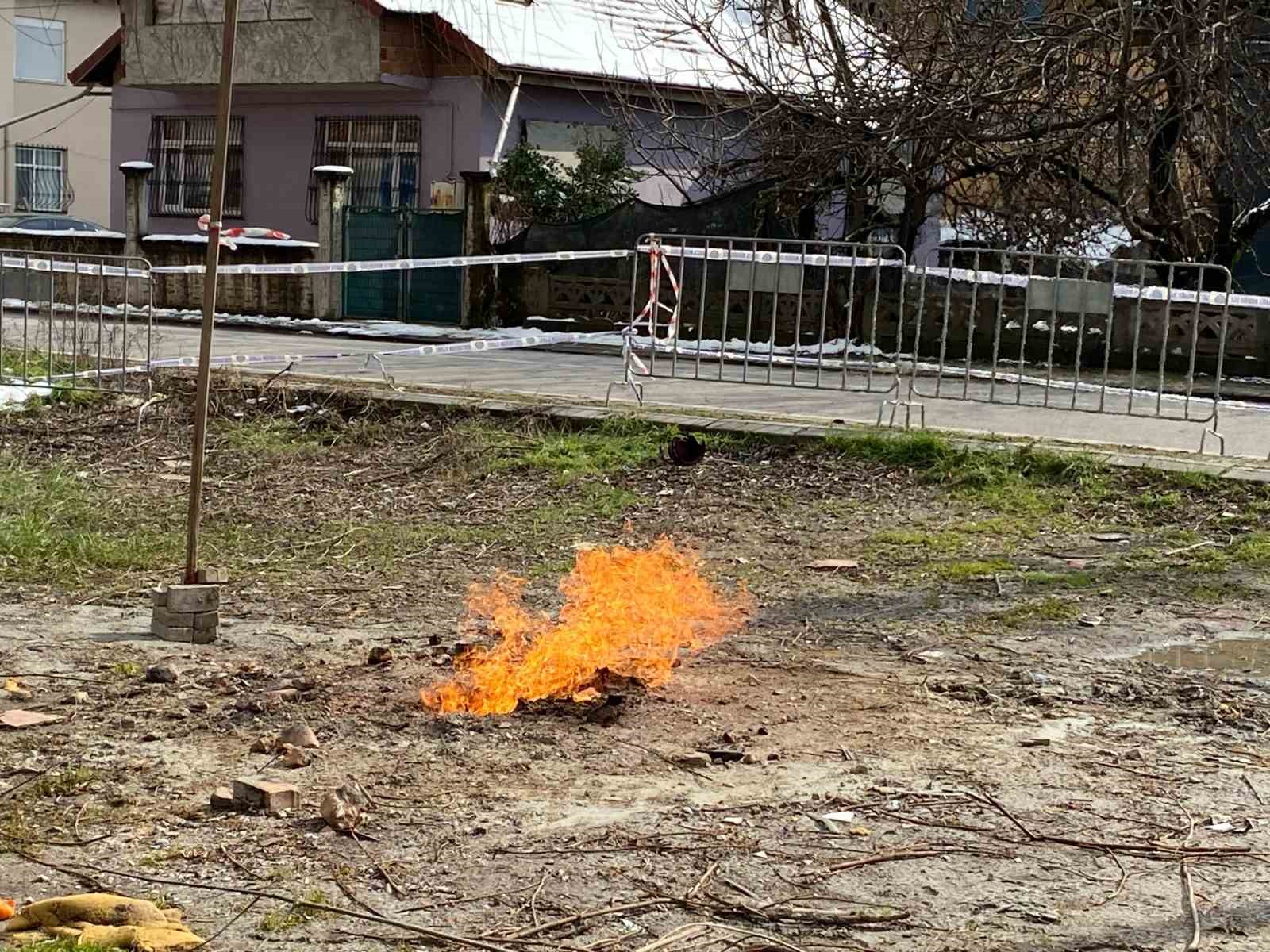 Altı gündür yanan metan gazının başından biran bile ayrılmıyorlar
?v=1