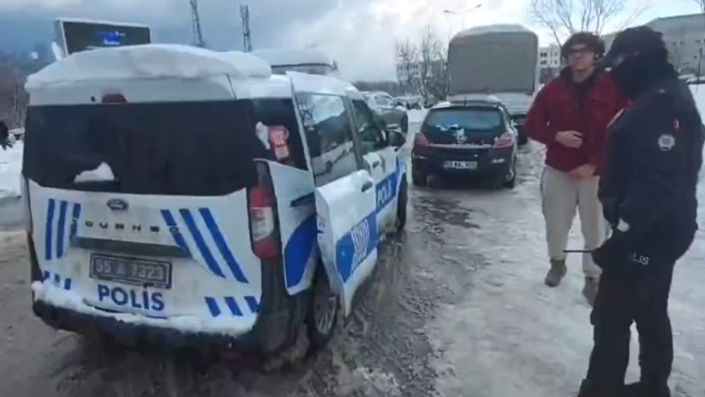 Samsun polisi, MSÜ sınavı öğrencilerini yalnız bırakmadı
?v=1