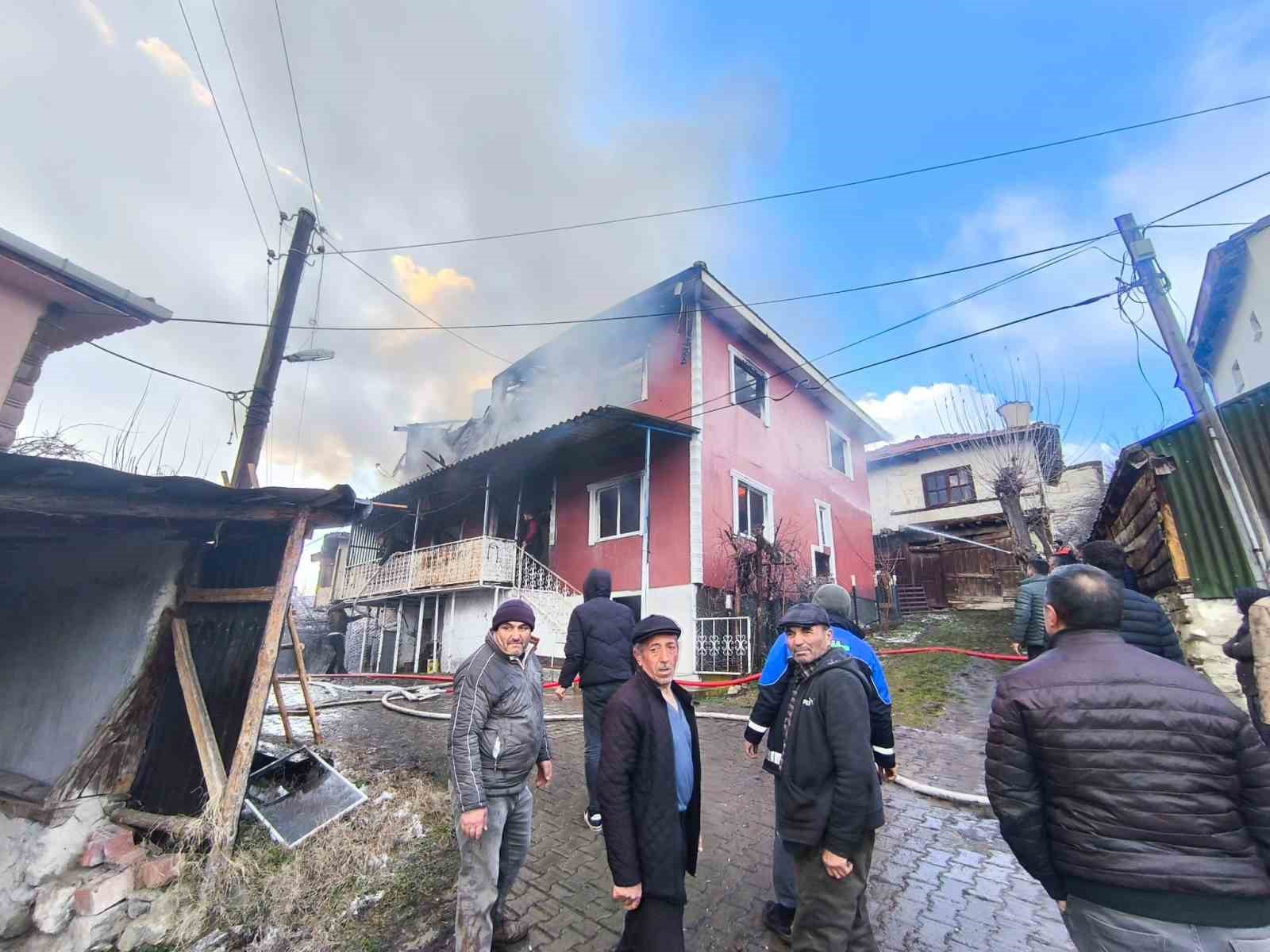 Bolu’da baca yangını evi küle çevirdi
?v=1