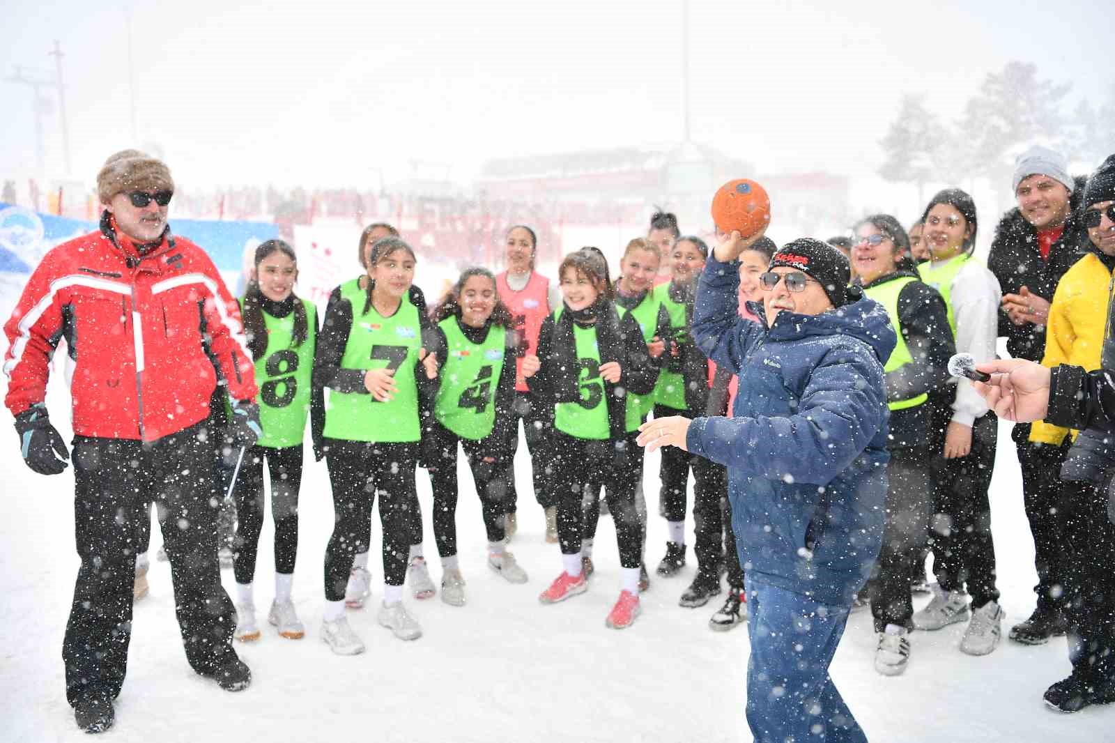 Kar Hentbol Şampiyonası, Türkiye’de ilk kez Erciyes’te yapıldı
?v=1