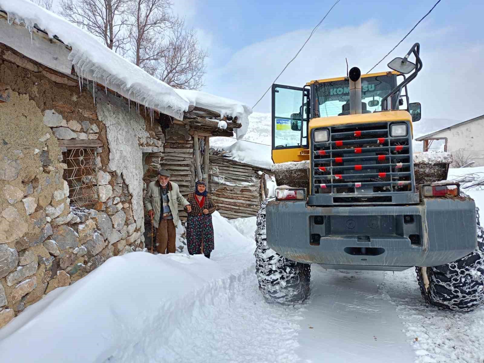 Yaşlı çift kapanan yolu açan ekipleri kapıda karşıladı
?v=1