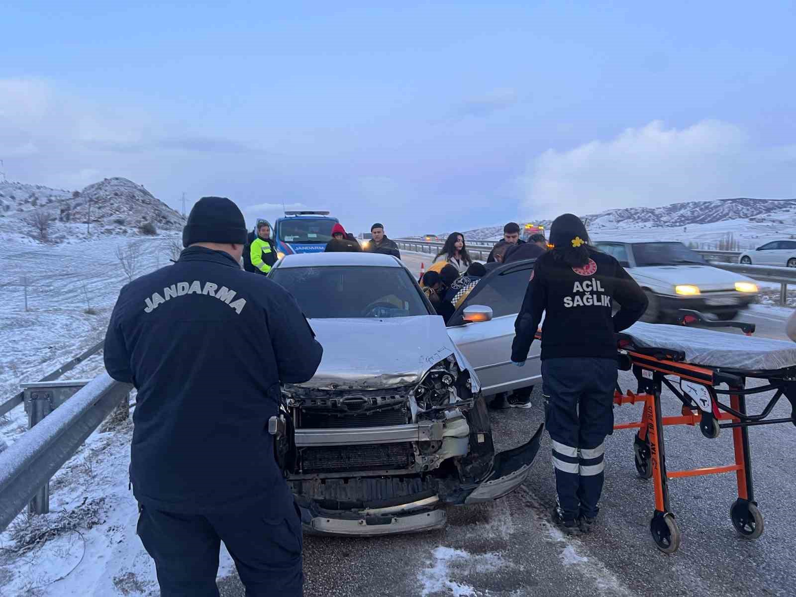 Çorum’da otomobil demir bariyere çarptı: 1 yaralı
?v=1