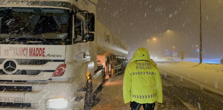 Yoğun kar nedeniyle Bolu Dağı büyük araçlara kapatıldı?v=1