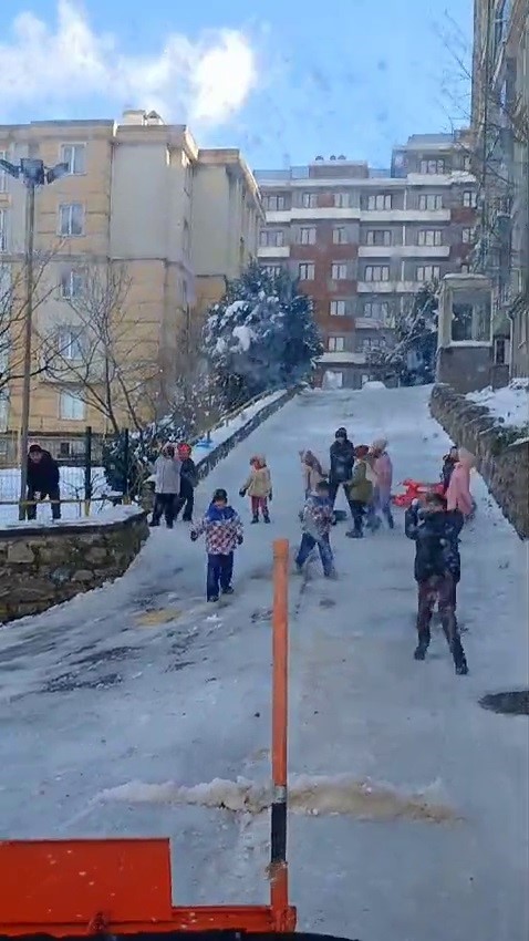 Pendik’te karın temizlenmesini istemeyen çocuklar kar küreme aracını kar topu ile püskürttü
?v=1