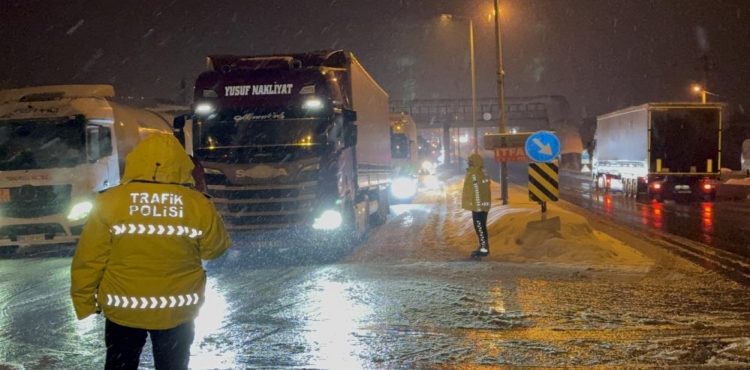 Yoğun kar yağışı nedeniyle büyük araçlara kapatılan Bolu Dağı geçişe açıldı?v=1